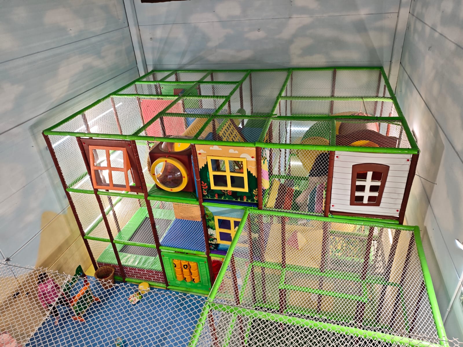Castillo hinchable en local privado para cumpleaños